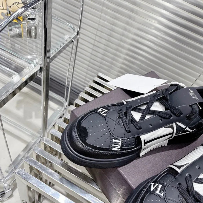 V - SNEAKERS