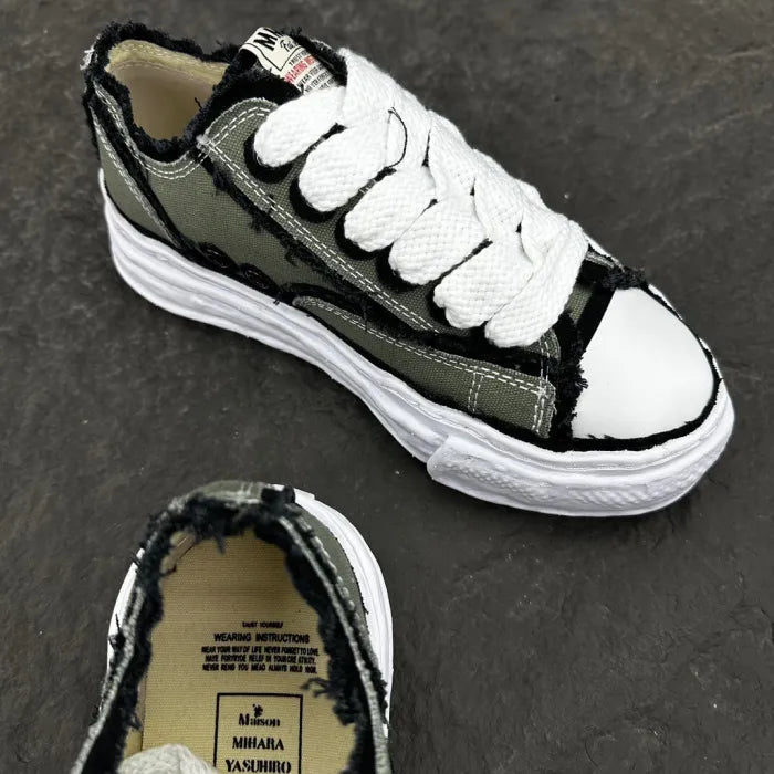 A - SNEAKERS
