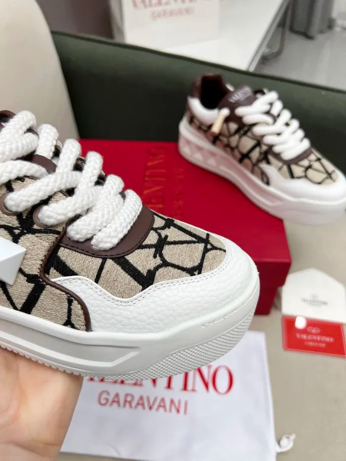 V - SNEAKERS