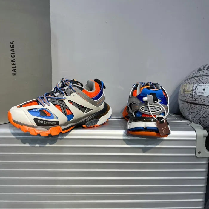 B - SNEAKERS