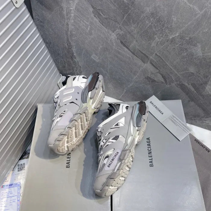B - SNEAKERS