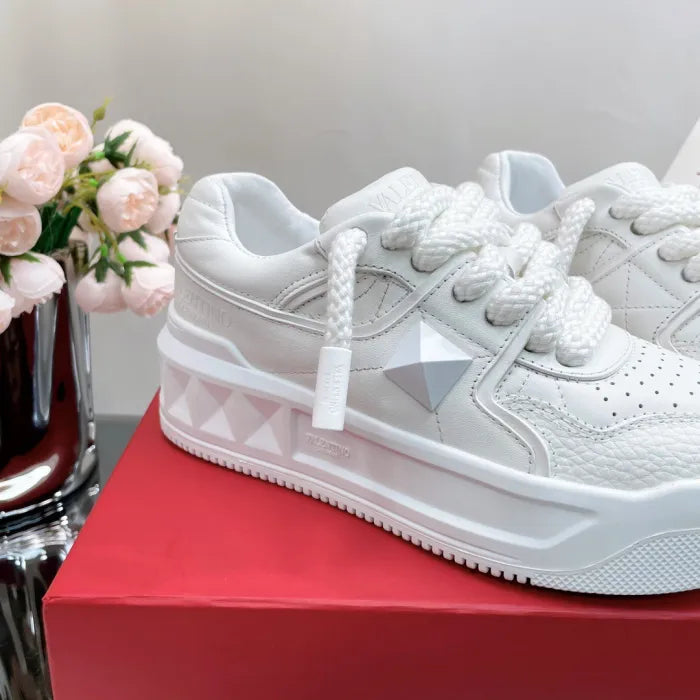 V - SNEAKERS