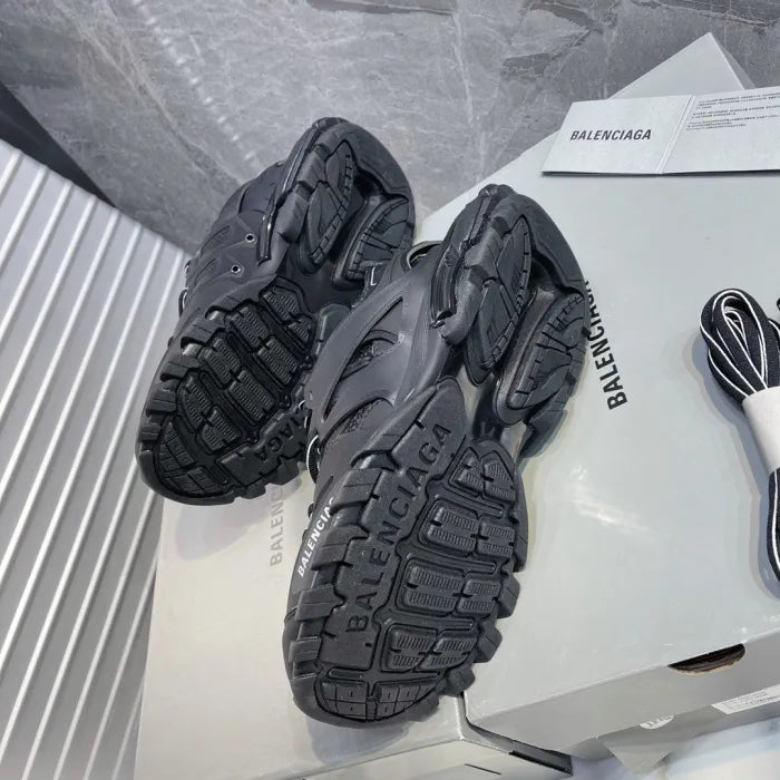 B - SNEAKERS