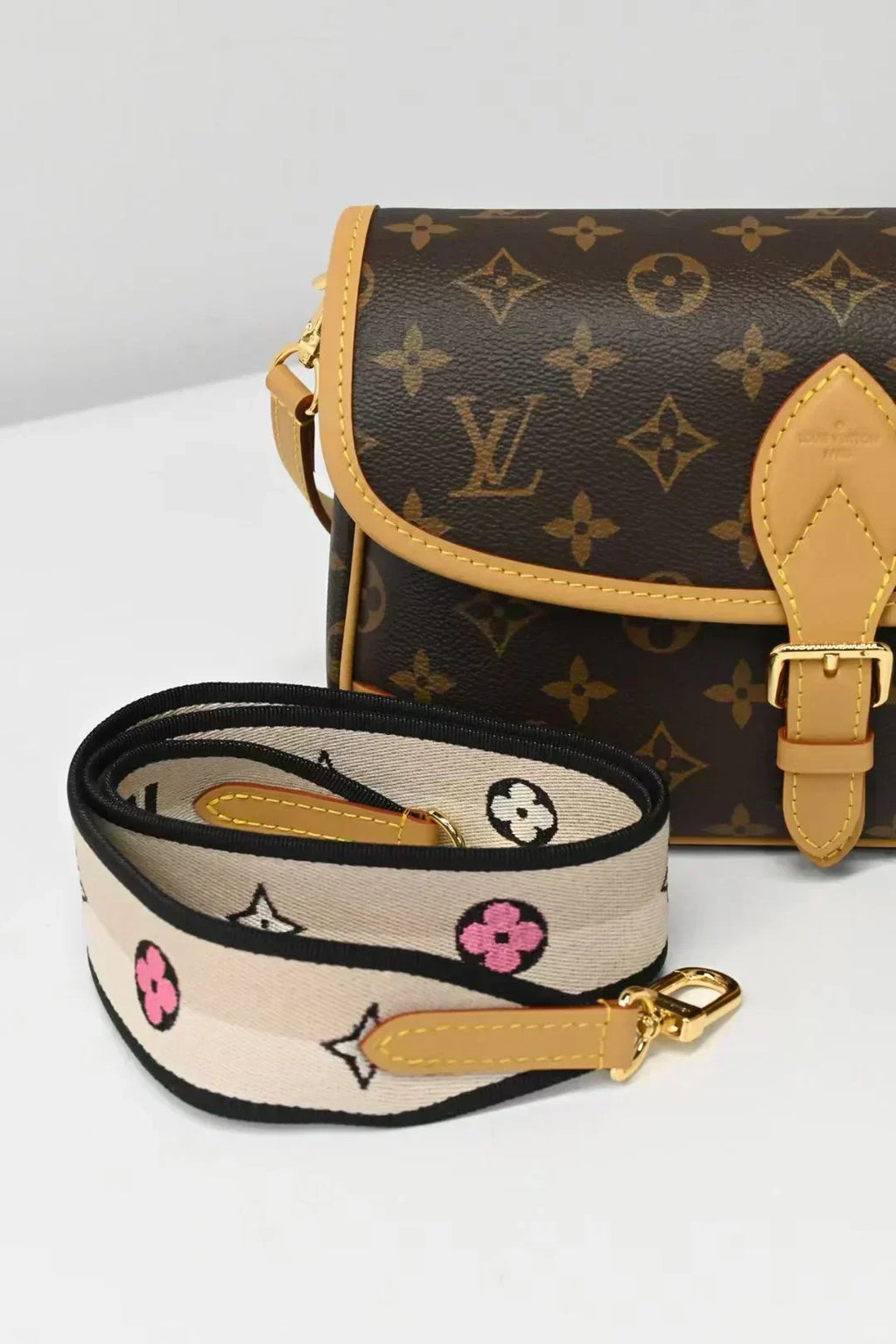 Vintage-Inspired Box Hand bag