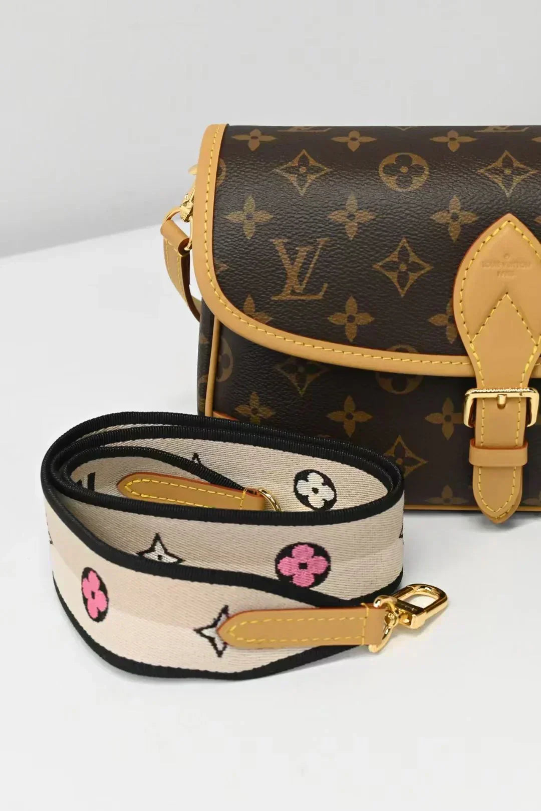 Vintage-Inspired Box Hand bag
