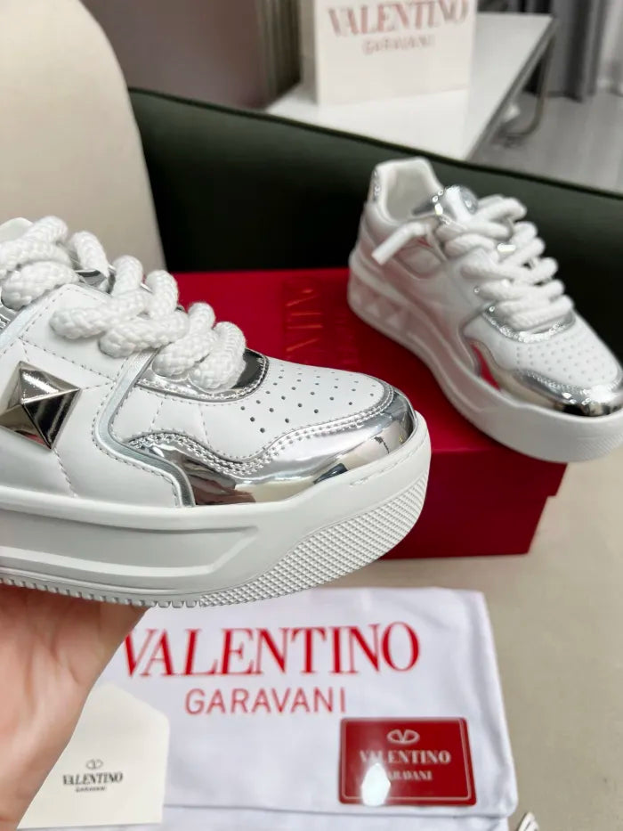 V - SNEAKERS