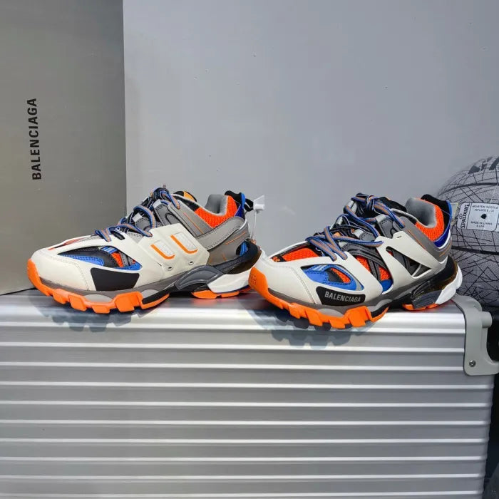 B - SNEAKERS