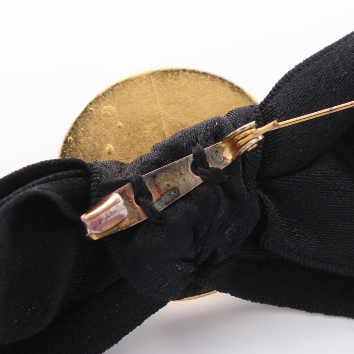 Ribbon Medallion Brooch Metal Black and Gold Tone
