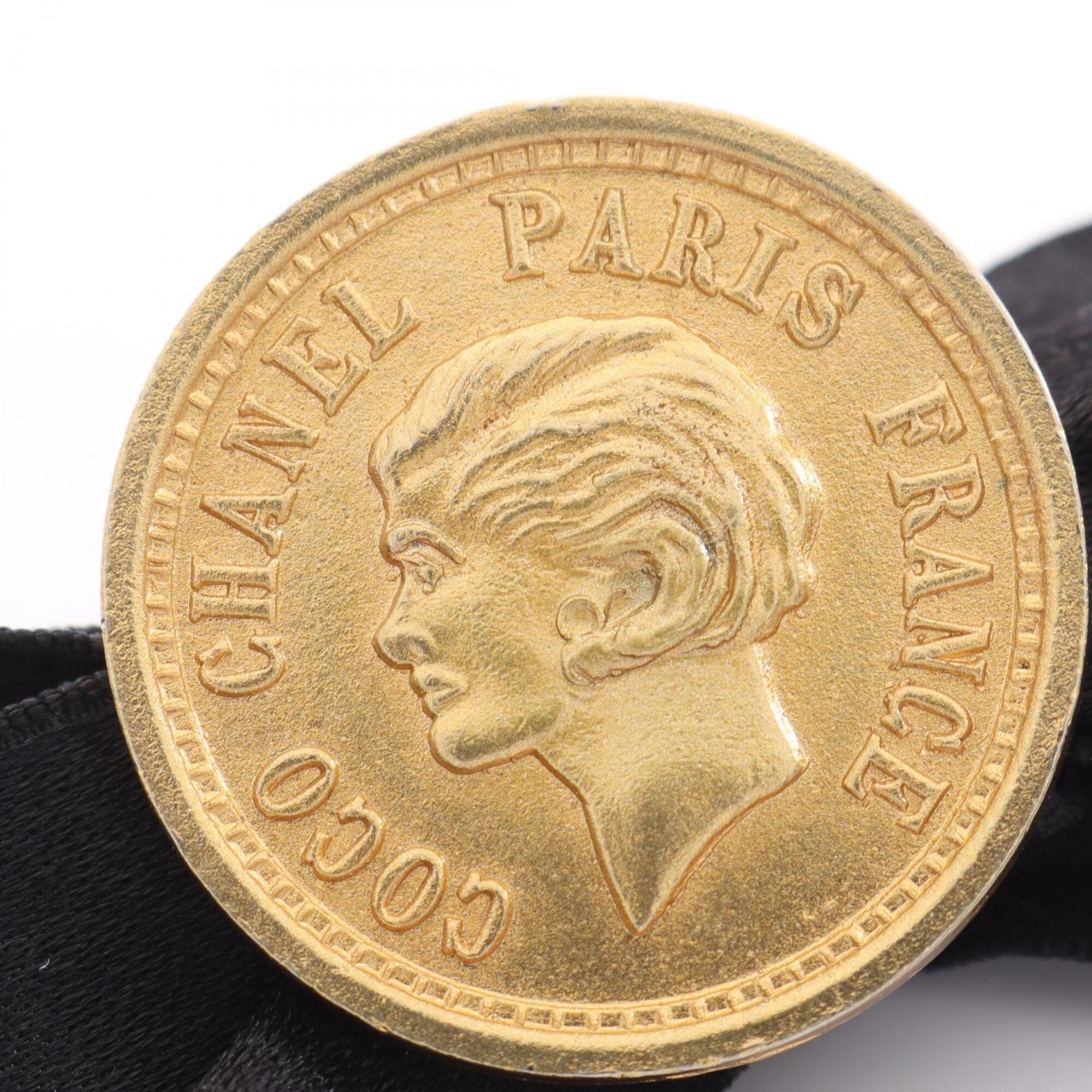 Ribbon Medallion Brooch Metal Black and Gold Tone