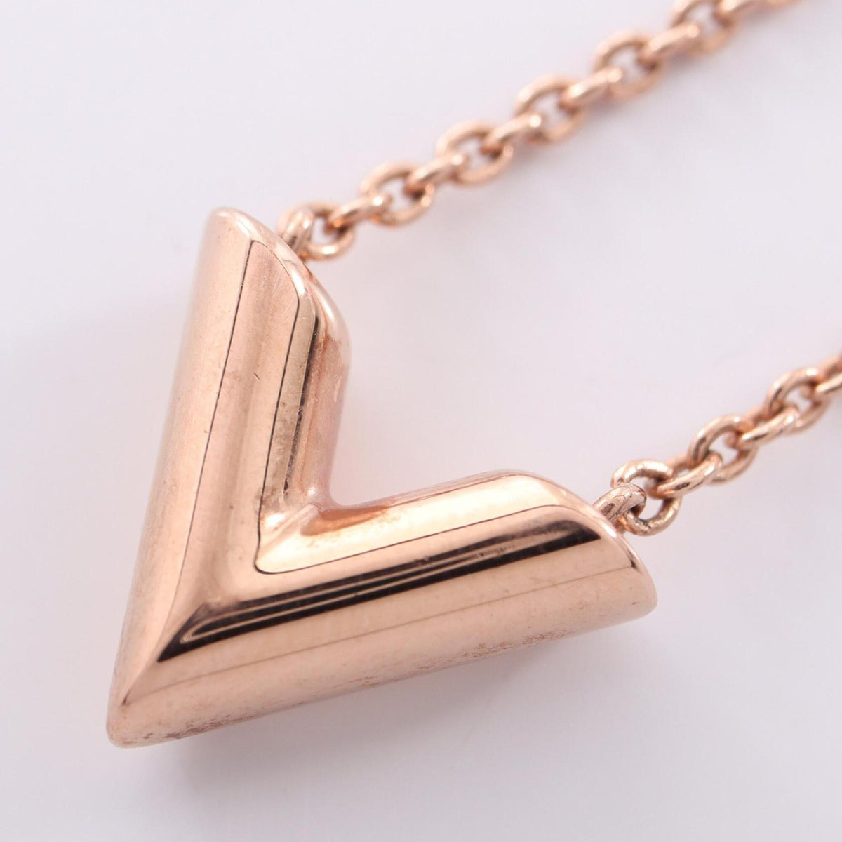 Essential V Pendant Necklace Gold