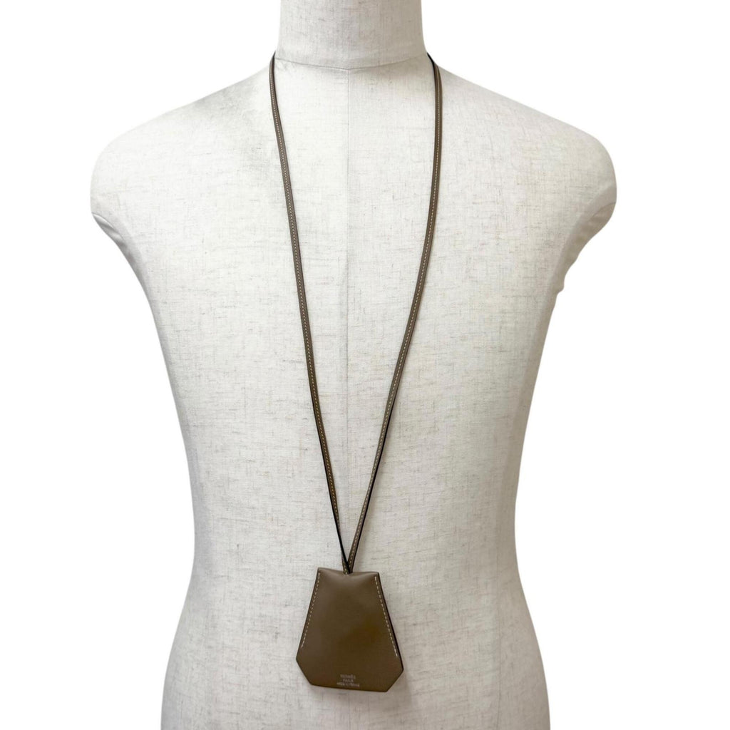Pendant Necklace Swift Leather Etoupe Large