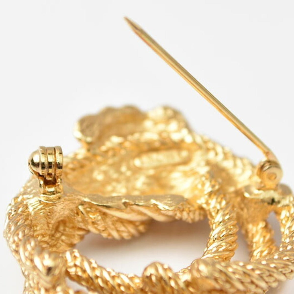 Twisted Rope Motif Brooch Gold