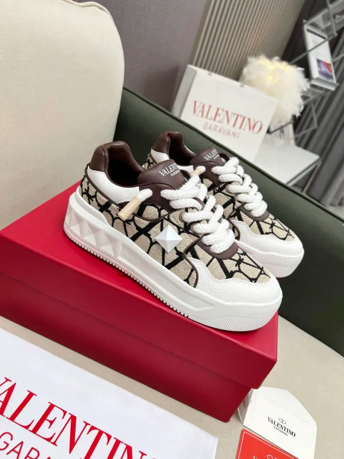 V - SNEAKERS