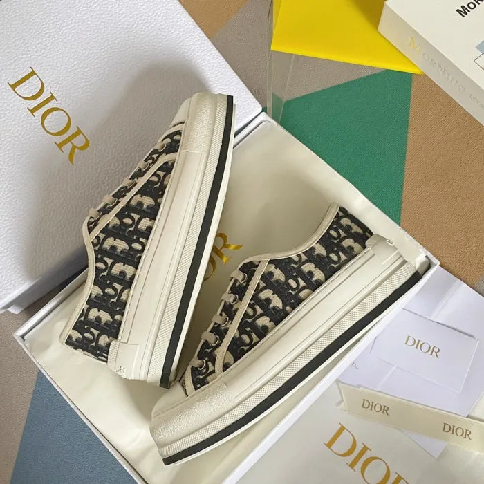 D - SNEAKERS