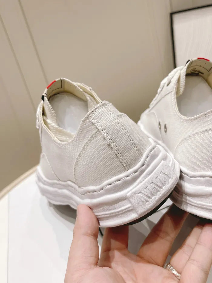 A - SNEAKERS